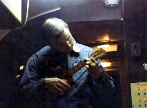 Neil Armstrong jouant du ukulele © Nasa
